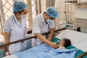 Bác sĩ Phạm Công Khắc thăm khám cho bệnh nhi. Ảnh: BVCC