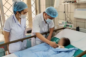 Bác sĩ Phạm Công Khắc thăm khám cho bệnh nhi. Ảnh: BVCC