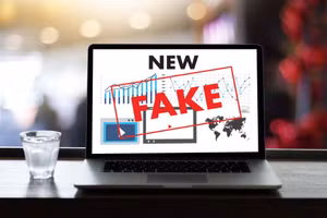 Người dùng tiếp cận các video dạng 'bản tin' trên mạng xã hội, trong đó có không ít nội dung được dàn dựng bằng AI. Ảnh: INT