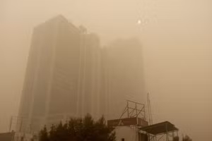 Khói bụi cản trở tầm nhìn tại thủ đô New Delhi, Ấn Độ.