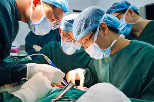 Các bác sĩ phẫu thuật cắt mô hoại tử cho bệnh nhân. Ảnh: BVCC