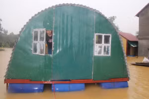 Người dân xã Điền Mỹ 'thích ứng linh hoạt' trong nhà phao mỗi lần nước lũ ngập. Ảnh: T.H