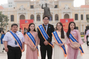 Thanh Duy (giữa) nhận Bằng khen Sinh viên 5 tốt cấp Trung ương cùng các sinh viên cùng trường. Ảnh: NVCC