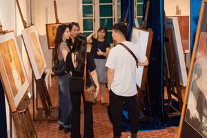 Triển lãm 'Trong dòng chảy của lụa' tập hợp 11 nghệ sĩ Việt Nam hiện đại.