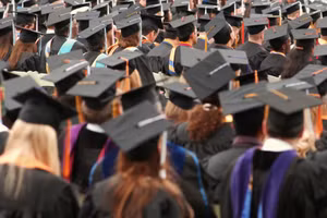 Các trường đại học, cao đẳng đang tăng cường chương trình thực tập và hợp tác để đáp ứng nhu cầu việc làm. Ảnh: CNN