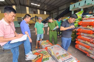 Công an Đắk Lắk khám xét 1 đại lý phân phối phân bón giả do vợ chồng My sản xuất. Ảnh: CA