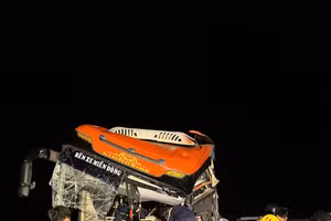 Lực lượng chức năng làm nhiệm vụ tại hiện trường vụ tai nạn.