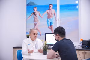 TS.BS.CKII Trà Anh Duy thăm khám cho bệnh nhân. Ảnh minh họa: L.N