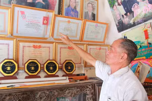 Những tấm giấy khen và kỷ niệm chương ông Phạm Xuân Phong được tặng trên hành trình nỗ lực cống hiến cho cộng đồng.