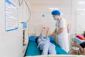 Bệnh nhân nữ (39 tuổi) vào viện do đau đầu, khó nói, co giật. Ảnh: BVCC 