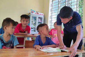 Thầy trò tại điểm lẻ Tà Cóm – Trường Tiểu học Trung Lý 2.