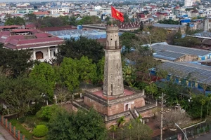 Cột cờ Nam Định là một trong những công trình kiến trúc tiêu biểu của Nam Định.