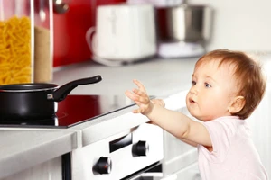 Có nhiều nguyên nhân dẫn đến bỏng ở trẻ, như tiếp xúc với nước sôi, chơi đồ điện. Ảnh minh họa: INT
