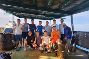 Các nhà khoa học Việt Nam tham gia chuyến khảo sát lần thứ 8 trên tàu Viện sĩ Akademik Oparin năm 2023.