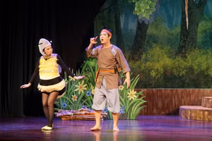 Nghệ sĩ Xuân Vượng vào vai chú Cuội hiền lành, tốt bụng (phải) trong vở chèo 'Chuyện chú Cuội cây đa' của Nhà hát Chèo Hà Nội. Ảnh: Bình Thanh