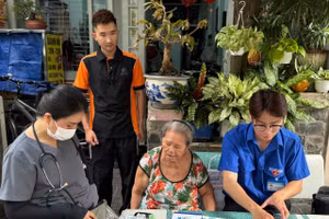 Người dân thăm khám tại Trạm Y tế phường Xuân Hòa (TPHCM).