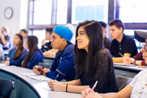 Nhiều sinh viên lựa chọn tiếp tục học tập tại các cơ sở trong nước.