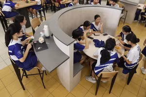 Học sinh Singapore học và trò chuyện tại nhà ăn.