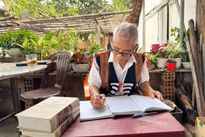 Già A Jar ngồi chép, dịch sử thi trong căn nhà nhỏ ở làng Plei Don.