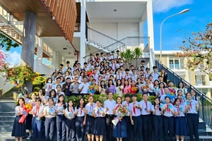 Lễ ra quân tham dự Kỳ thi Học sinh giỏi lớp 9 cấp thành phố của Trường THCS Nguyễn Huệ (Đà Nẵng). Ảnh: PV