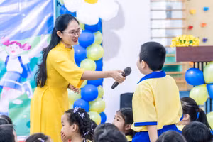 ThS Trần Thị Ngọc Tuyền, Hiệu trưởng Trường Tiểu học Việt Anh trò chuyện cùng học sinh. Ảnh: NTCC