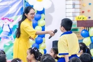 ThS Trần Thị Thanh Tuyền, Hiệu trưởng Trường Tiểu học Việt Anh trò chuyện cùng học sinh. Ảnh: NTCC