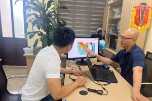 TS Cao Đình Trọng (bên phải) trao đổi về kết quả phân tích, tính toán động đất kích thích do hồ chứa thủy điện.