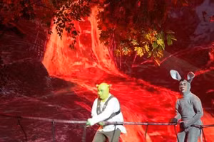 'Shrek' hẹn hò khán giả Hà Nội