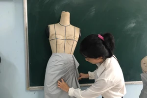 Sinh viên Trường Cao đẳng Công nghệ TPHCM thực hành tạo mẫu váy.