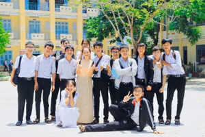 Cô trò Trường THPT Trần Bình Trọng (Khánh Hòa). Ảnh: Nguyễn Thành Danh