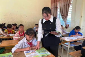 Cô và trò Trường PTDTBT-THCS Trung Lý (Thanh Hóa) trong giờ học.