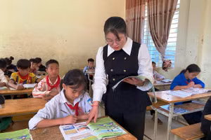 Cô và trò Trường PTDTBT-THCS Trung Lý (Thanh Hóa) trong giờ học.