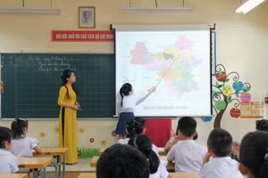 Cô, trò Trường Tiểu học Kim Liên (Kim Liên, Hà Nội) trong giờ học.