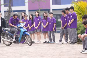 Học sinh thực hành lái xe trên sa hình trên xe gắn máy dưới 50cm3.