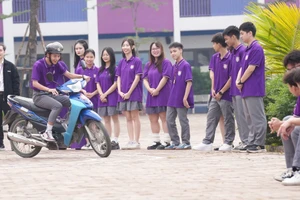 Học sinh thực hành lái xe trên sa hình trên xe gắn máy dưới 50cm3.