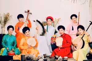 Nghệ nhân Thu Thu (hàng dưới, thứ hai từ trái sang) cùng các nghệ nhân hát chầu văn. Ảnh: NVCC.