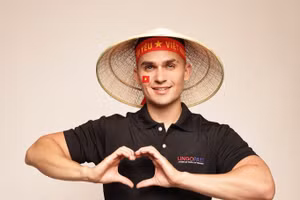 Ryan Joshua (Trần Luân Vũ) rất yêu thích hình ảnh lá cờ đỏ sao vàng. 