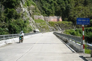 Tuyến đường đi qua huyện Kon Plông (Kon Tum), nơi sinh sống của đồng bào Xơ Đăng, Mơ Nâm đang đổi thay từng ngày.