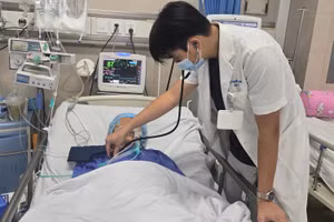 Cụ bà nguy kịch sau khi uống nhầm thuốc cai nghiện. Ảnh: Bệnh viện cung cấp