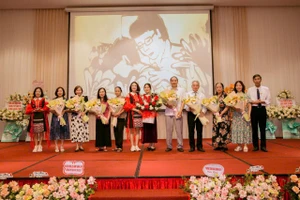 Thầy Nguyễn Văn Lự (thứ 5 từ phải qua) nhận hoa tri ân từ lãnh đạo Trường THPT Vĩnh Yên.