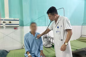 Bác sĩ kiểm tra tình trạng của bệnh nhân sau can thiệp. Ảnh: BVCC 