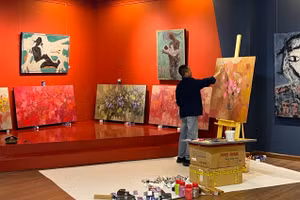 Chủ đề sáng tác của Văn Quân chủ yếu là tĩnh vật hoa, chân dung tự họa và phố trên nền chất liệu sơn dầu.