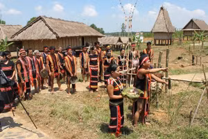 Đồng bào Xơ Đăng chuẩn bị thực hiện nghi lễ cúng bến nước. Ảnh: Làng VH-DL các dân tộc VN.