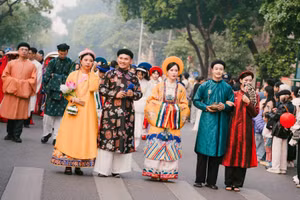 Tái hiện trang phục của cô dâu - chú rể thời xưa.