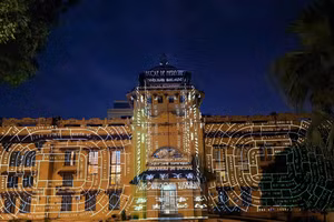 Công nghệ trình chiếu 3D mapping trên tường tòa nhà 19 Lê Thánh Tông thể hiện cuộc đối thoại giữa di sản kiến trúc và dòng chảy lịch sử.