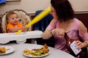 Trẻ cần lượng dinh dưỡng lớn để phát triển bộ não to gấp 3 lần lúc mới sinh. Ảnh: Aeon.co