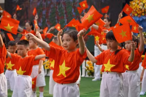 Trẻ mầm non TPHCM đồng diễn chào mừng kỷ niệm 50 năm ngày Giải phóng miền Nam (30/4/1975-30/4/2025). Ảnh: YK