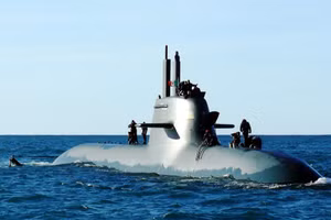 Tàu ngầm diesel nổi lên để sạc lại hệ thống pin.