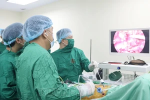 Các bác sĩ phẫu thuật ghép thận cho người bệnh. Ảnh: BVCC