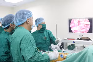 Các bác sĩ phẫu thuật ghép thận cho người bệnh. Ảnh: BVCC